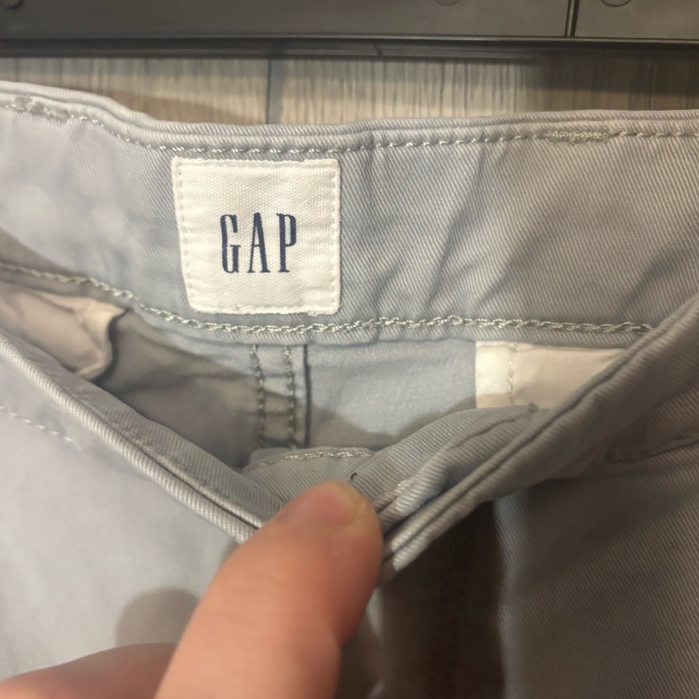 GAP Men's Light Gray Flat Front Chino Shorts - Picture 2 of 4